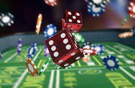 Pengguna dewasa Indonesia bermain roulette kasino langsung neo38 di smartphone sambil bersantai di rumah